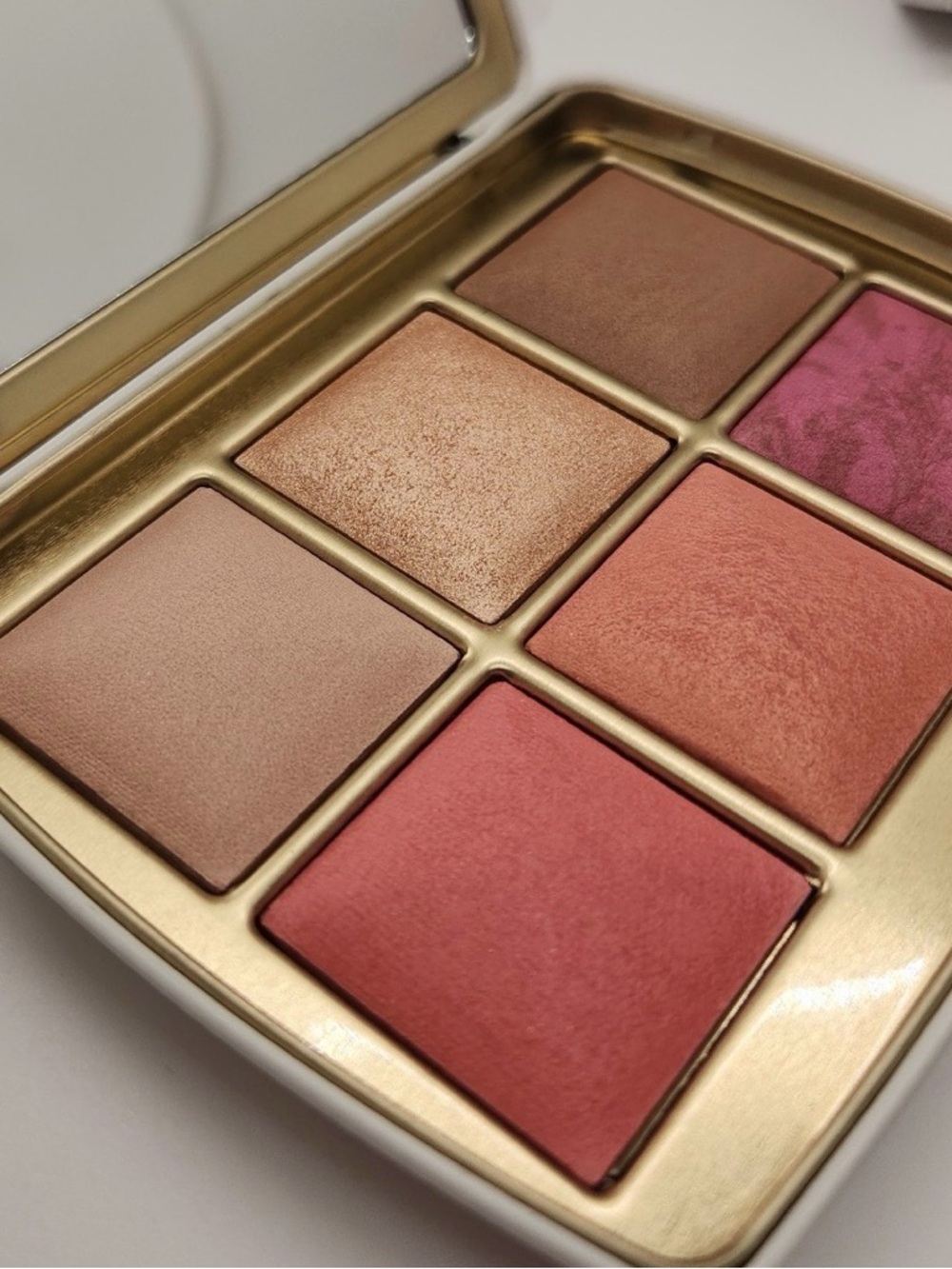 Hourglass Ambient Palette - White with Gold Accents - Picture 3 of 6